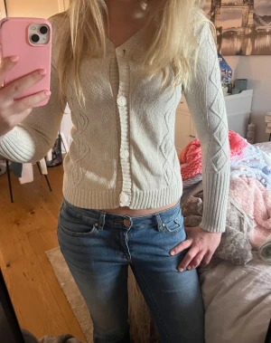 Söt kofta - Säljer denna super söta koftan som tyvärr är lite för liten för mig. Storleken säger M men den är lite för liten för mig som vanligtvis har M eller S. Skriv till mig om du har några frågor!💗