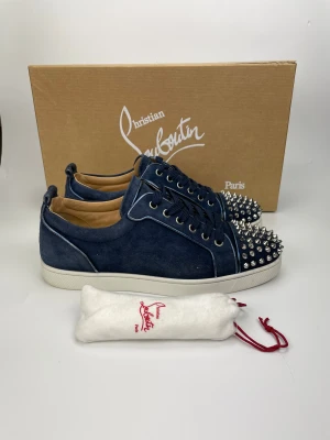 Louboutin skor  - Allt og medföljer. 39,5 passar 40,5