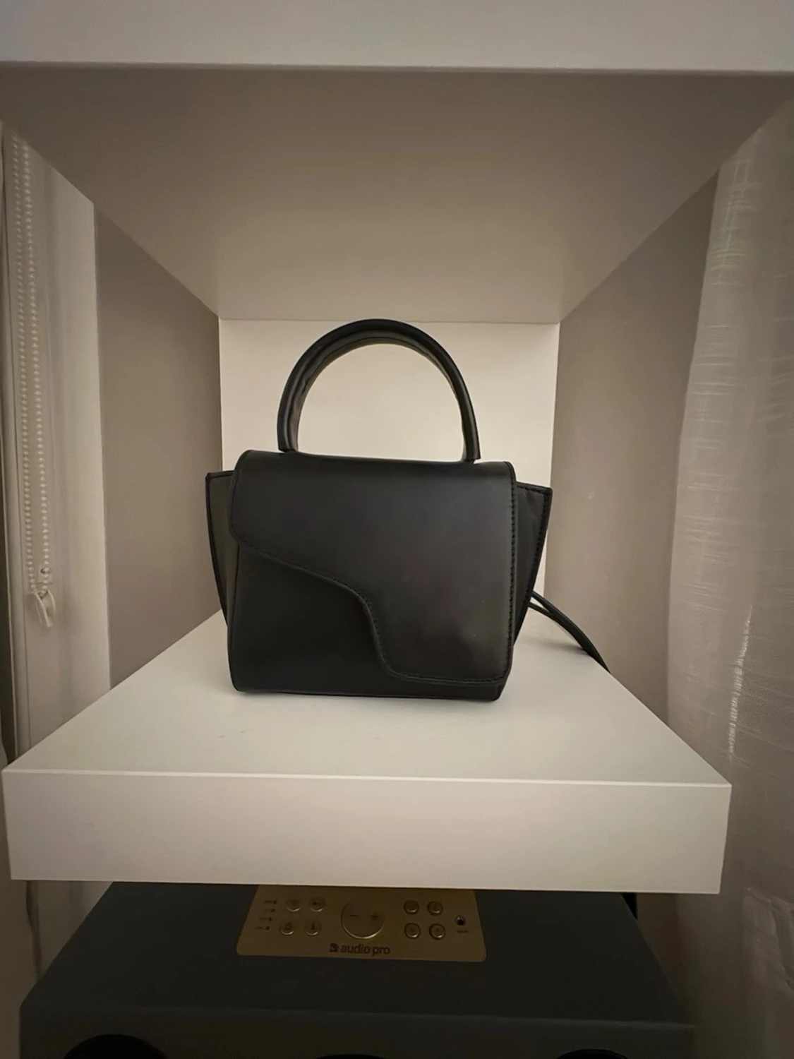 Svart stilren handväska i skinn - 1