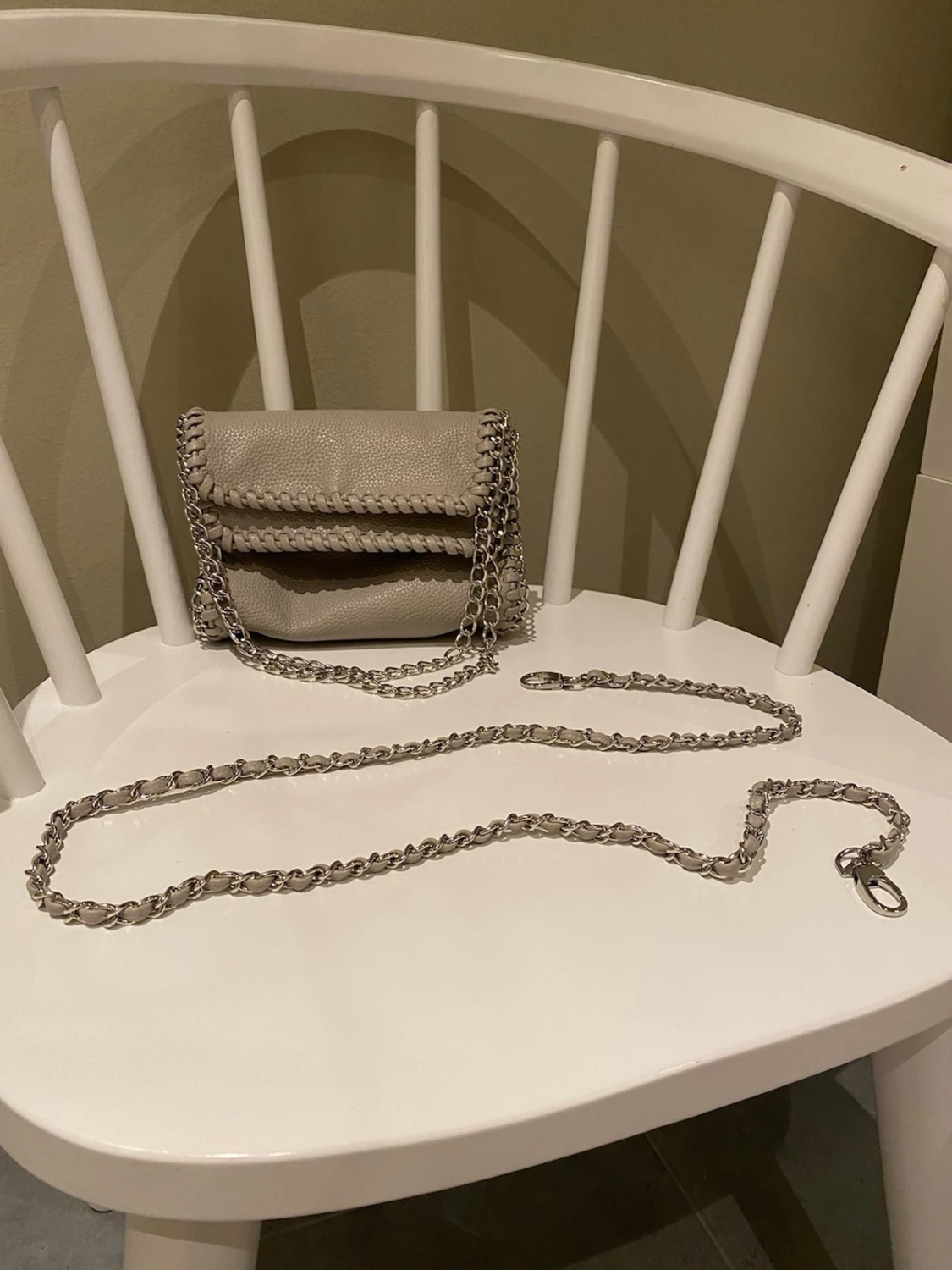 Beige axelväska med kedjedetaljer - 2