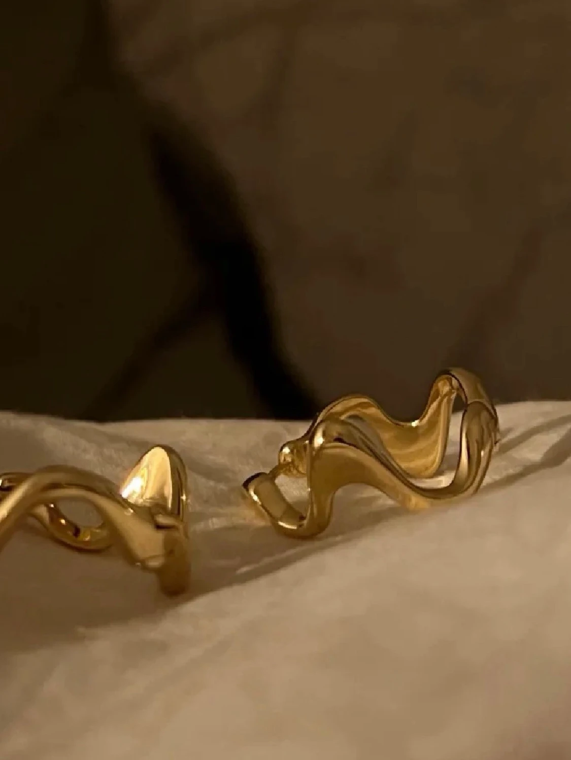 Guldiga vågiga örhängen från Pilgrim - 1