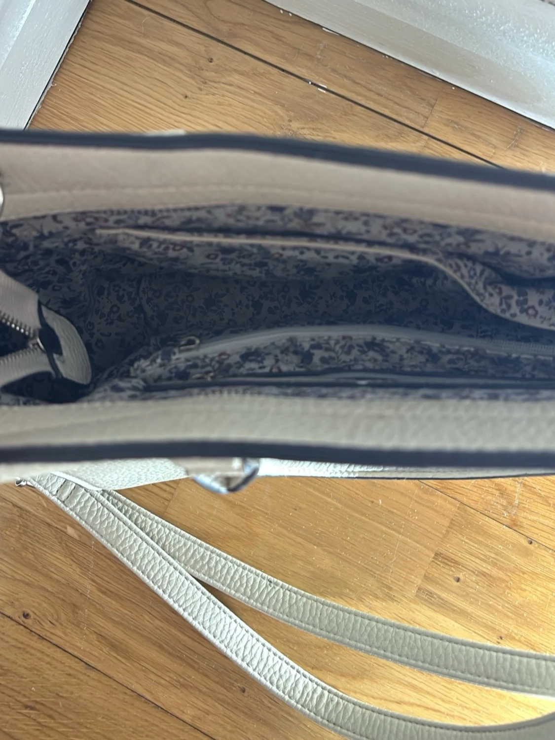 Ljusgrå handväska med axelrem och dragkedja - 1