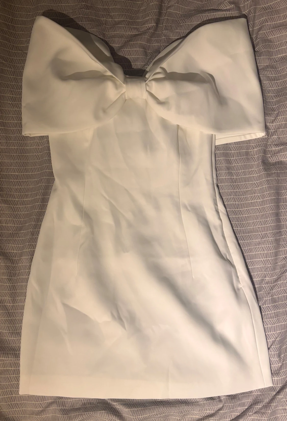 Vit miniklänning med rosett - 2