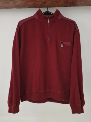 Wineread outdoor/workwear sweater - Wineread outdoor/workwear sweater. Inside: 100% cotton. Outside: 100% new wool. 3 small holes that are sewn: 1 in the end of an arm, 2 in the bottom of the body (picture coming - save for now). Length: 60 cm, Arm length: 58 cm (from seam, and the seam is pretty low). Estimating this to be a size S in male and size M in women 