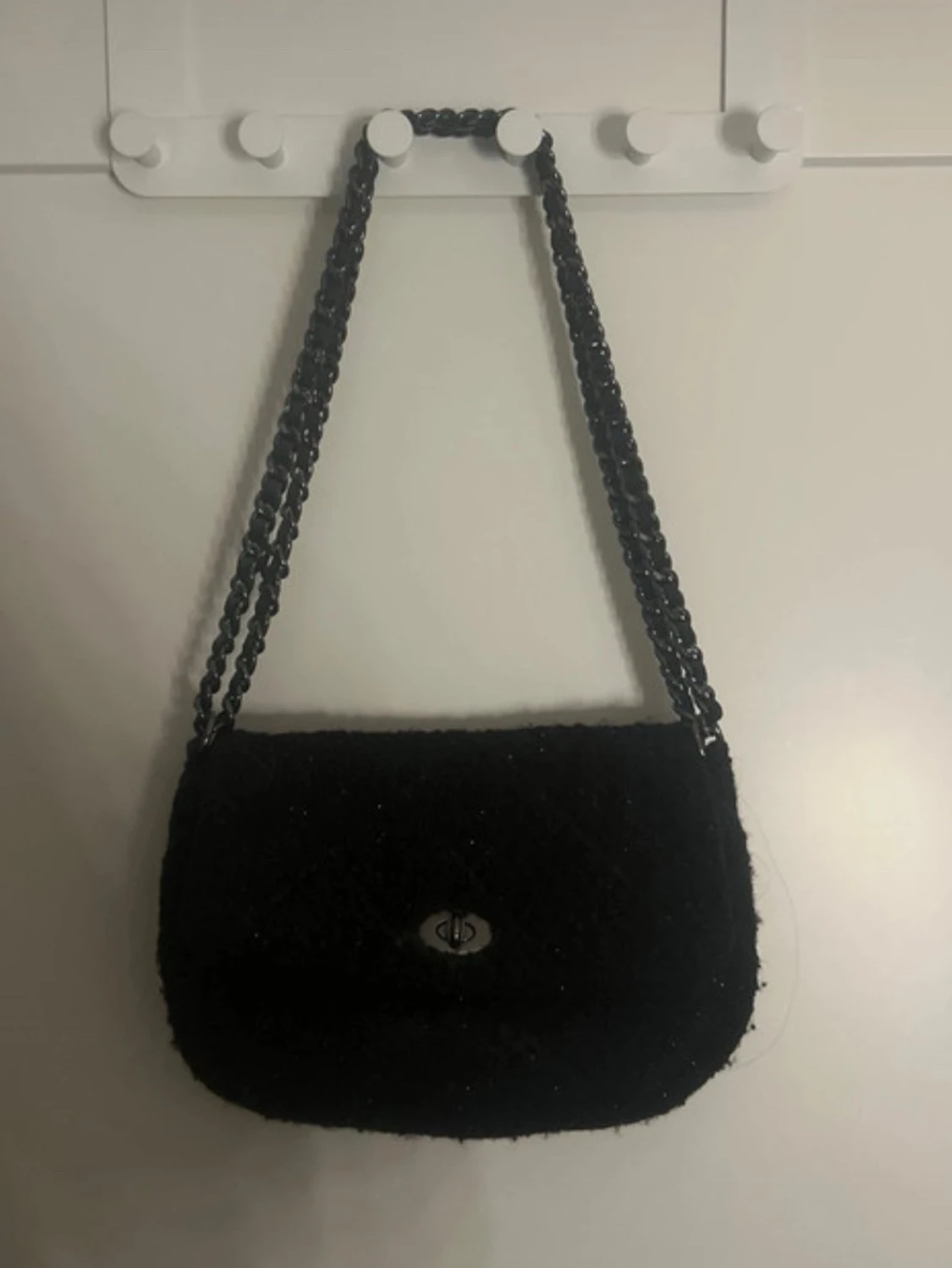 Svart axelväska med kedja