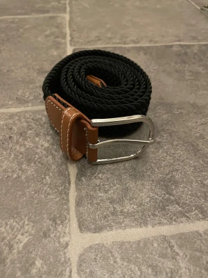Flätat bälte svart - •10/10 skick - helt nytt✅ •Storlek ONE SIZE📏 •Inkluderat - bälte👖 •Fraktar inom 24h📦