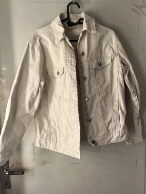 Jeans jacka  - En super snygg&stilren jeans jacka i en kräm vit färg, passar till allt!