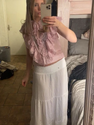 Rosa blus 🩷 - En jättefin rosa blus från Kappahl, storlek M men passar även S. Använd 1 gång 💞