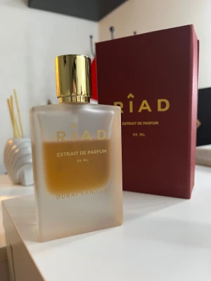Riad Dubai Vanilla Parfym 50ml - Extrait de Parfum Dubai Vanilla i en lyxig 50 ml flaska. Perfekt för dig som vill sticka ut med en exklusiv doft. Snygg design och stilren förpackning.