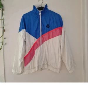Vintage 80s trekkjacka - Vintage block color trech jacket from Pierre Cardin. 80's style and a soft inner material 🤸‍♀️
