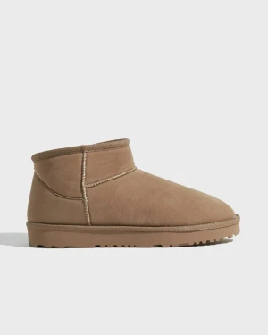 Nelly uggs - Bruna nelly uggs. Säljer då dem inte används🫶