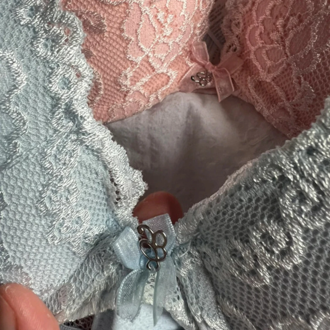 Blommiga spetsbehåar i pastell - 2