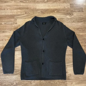 Massimo dutti cardigan - Fet Massimo dutti cardigan perfekt nu på våren, skick 9/10