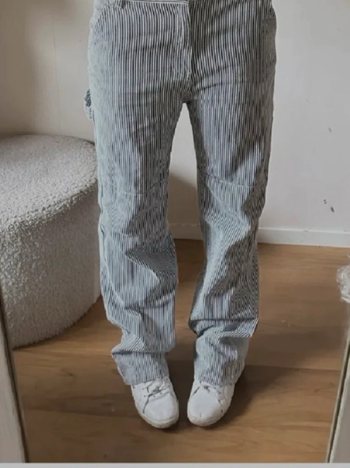 Randiga blåvita jeans