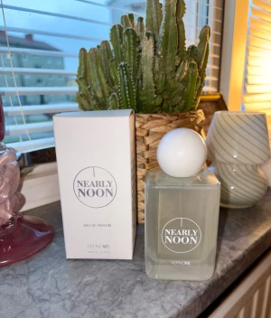 Nearly Noon Eau de Parfum - Trendig parfym från DefineMe med stilren design. Nearly Noon Eau de Parfum, 100 ml. Perfekt för dig som vill sticka ut med en modern och fräsch känsla. 100 ml, dyr frakt till Sverige. Endast testad. 