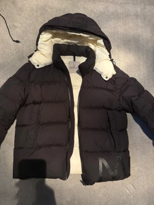 Moncler jacka - Moncler jacka storlek S dragkedjan är sönder metallbiten har trillat av. Den är i använt skick.