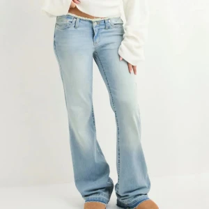 Ljusblå bootcut jeans - Snygga ljusblå jeans med bootcut passform. Säljer endast då den inte kommer till användning. Använda typ 3-4 ggr❤️ 