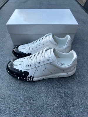 Maison margiela paint splatter - Ett par riktigt feta gats i storlek 41, box och dustbags fås med, skickar samma dag!