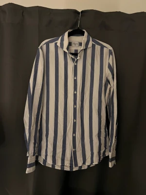 Stenströms randig skjorta  - Randig vitblå Stenströms skjorta, snygg att ha som underlag, inga defekter fint skick och material, storlek small.  