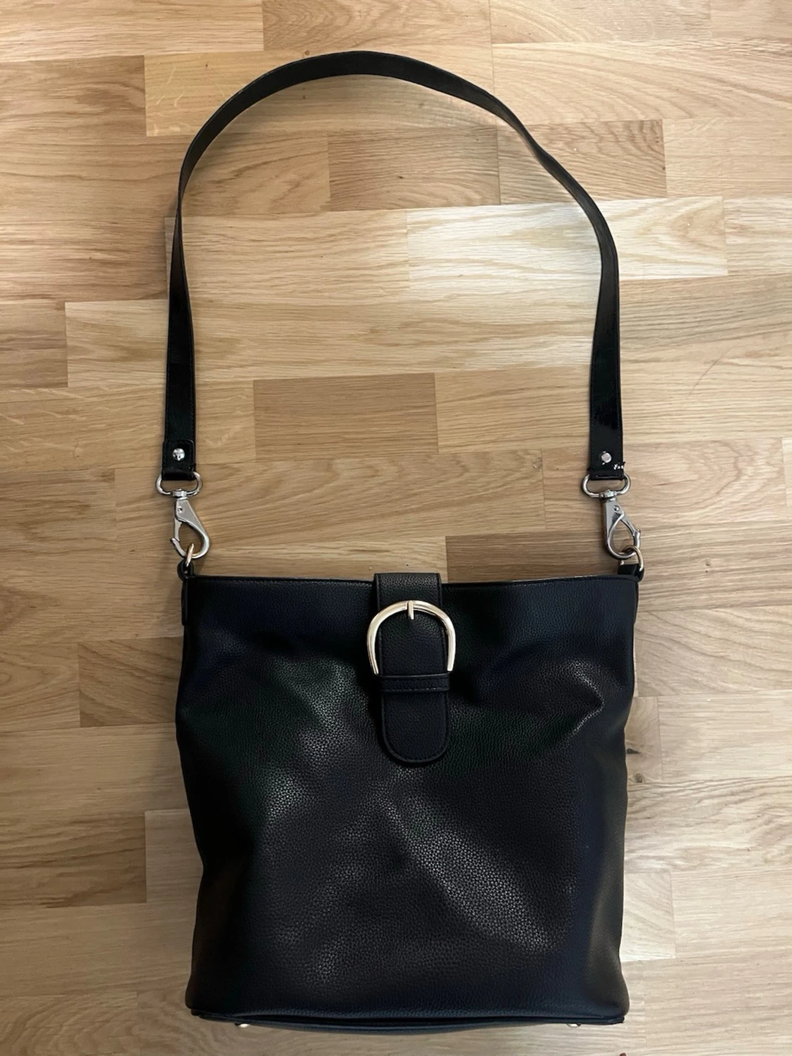 Svart axelväska med guldfärgat spänne - 1