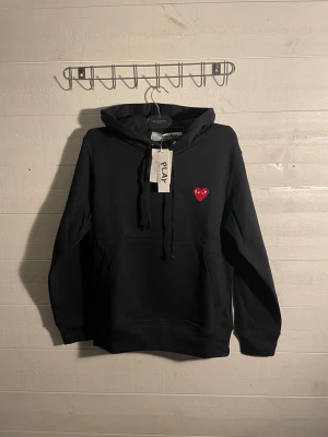 Comme des Garçons PLAY hoodie - En fin svart med röd hjärta Comme des Garçons PLAY hoodie den är ny och är jätte fin 