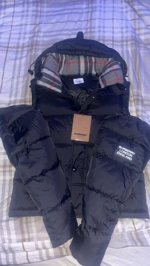 Svart pufferjacka från Burberry - Skriv vid funderingar helt ny!