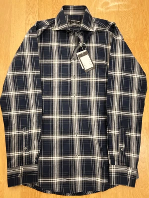 Flanel skjorta  - Riktig schysst Flanel skjorta aldrig använd. Perfekt nu under vintern. Tveka inte på att skriva eller komma med pris förslag🤝