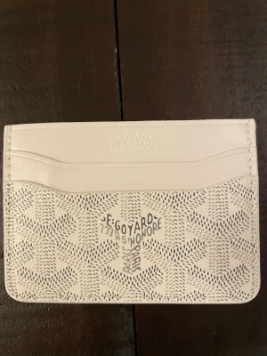 Vit korthållare - Helt ny. Låda ingår i priset.