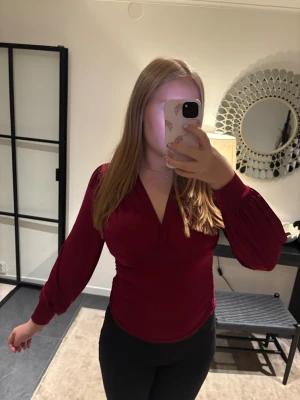 Röd blus  - En röd blus som enbart är använd 1 gång🥰Perfekt för jul 🎄 