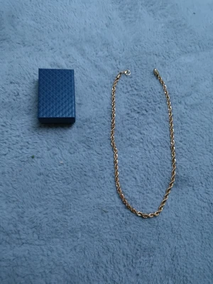 Guld planterat halsband - Säljer mitt guld platerad halsband. Köpte den för 899kr för några månader sen. Helt perfekt skick inga skador eller repor. 55cm 6 mm