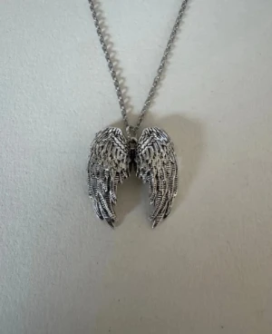 Silverhalsband änglavingar  - Perfekta julklappen 🌲  Säljer smycken som skapats som hobby av mig och dottern.   Halskedjor är 50cm.  Bilder på berlock kan vara missvisande så är det viktigt så fråga gärna om mått 🌹  Smycken är inte av äkta guld/silver .   Inga bud godtas då priserna är så billiga❤️