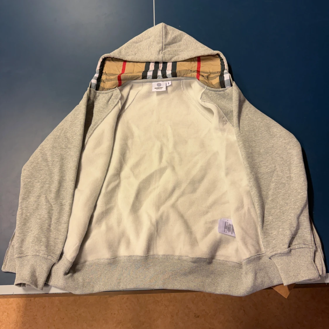 Grå hoodie från Burberry med broderi - 4