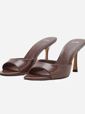 Bruna klackar MANGO - Snygga bruna pumps från MNG med öppen tå och spetsig form. Tillverkade i glansigt syntetmaterial. 