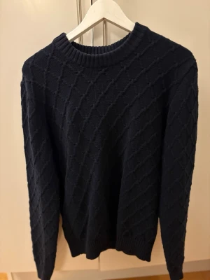 Stickad tröja - En snygg stickad tröja från Dressmann. Perfekt till vintern. Den är i storlek s nästan aldrig använd.