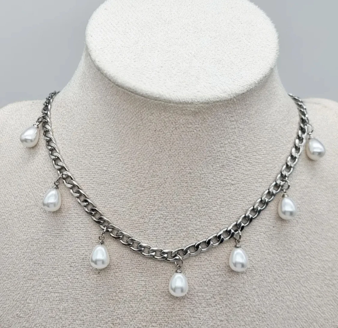 Stilfullt halsband med pärlor  - 2