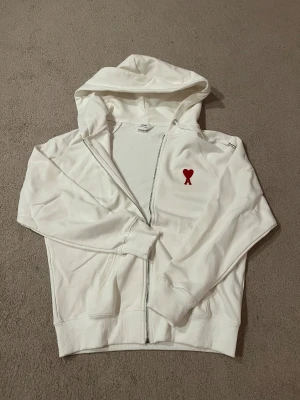 Ami Paris hoddie - Snygg, använd typ 5 gånger, så insprinsip ny. Kom gärna vid frågor😊