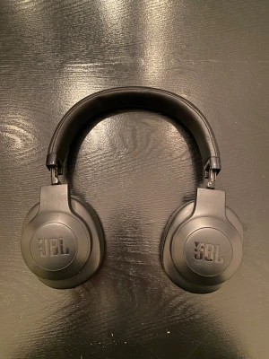 JBL Over-Ear Hörlurar - Svarta JBL bluetooth hörlurar. Funkar som nya inga skador, använt mest på gymmet men funkar också bra att spela med.