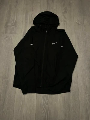 Nike Miler – Svart (M) - ⚡️ Nike Miler Vindjacka – Svart (M) Lätt och funktionell Nike Miler i klassisk svart. Perfekt för löpning, träning eller som tunn vardagsjacka. Reflexdetaljer och huva — både snyggt och praktiskt. Mycket fint skick! 🖤🏃‍♂️ 💬 Öppen för prisdiskussion!  📦 Skickas samma dag!  🎨 Färg: svart 📏 Storlek: M 🌬️ Lätt & vindtålig ⚡ Reflexdetaljer  #NikeMiler #BlackJacket #RunningJacket #NikeRunning #StorlekM #SportStyle #SnabbLeverans