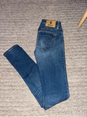 Dondup jeans - Säljer nu mera mina Dundop jeans. Personen på bilden är 160-165. Skriv vid funderingar.