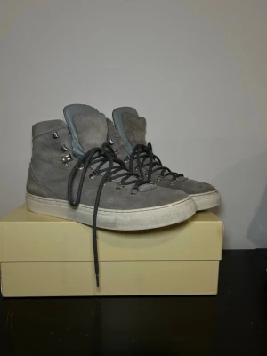 Diemme skor - Hej, säljer ett par feta Diemme marostica highs perfekt för den som vill ha boot/sneaker blandning till vintern❄️❄️‼️‼️Skick 9/10✅✅ DMa📩 vid minsta fundering eller prisförslag🤗🤗   Diemme mariatica skor vinter boots highs hightop vinterskor uggs airmax90 goretex jacka puffer Ralph lauren mocka suede 