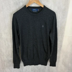 Ralph lauren merinoull tröja  - Snygg mörkgrå merinoulls tröja från Polo Ralph lauren med en riktigt bra passform. Tröjan är inprincip ny andvänd fåtal gånger, ny pris runt 2400. Skriv gärna om frågor eller fler bilder.
