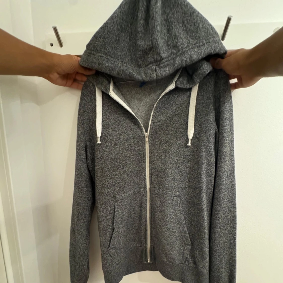 Mörkgrå hoodie med dragkedja - 1