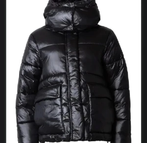 Indiska svart puffer jacket  - super snygg vinterjacka från indiska i storlek M men passar mig som har S💞💞