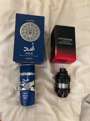 Lattafa Asad Zanzibar & Spicebomb - Två populära parfymer: Lattafa Asad Zanzibar (100ml) med unik design och Viktor&Rolf Spicebomb Infrared (90ml). Perfekt för dig som vill sticka ut med stilrena och trendiga dofter.