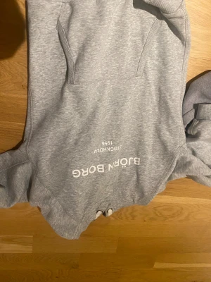 Grå hoodie från Björn Borg - Säljer en grå hoodie från Björn Borg, fint skick! Strl 146/152