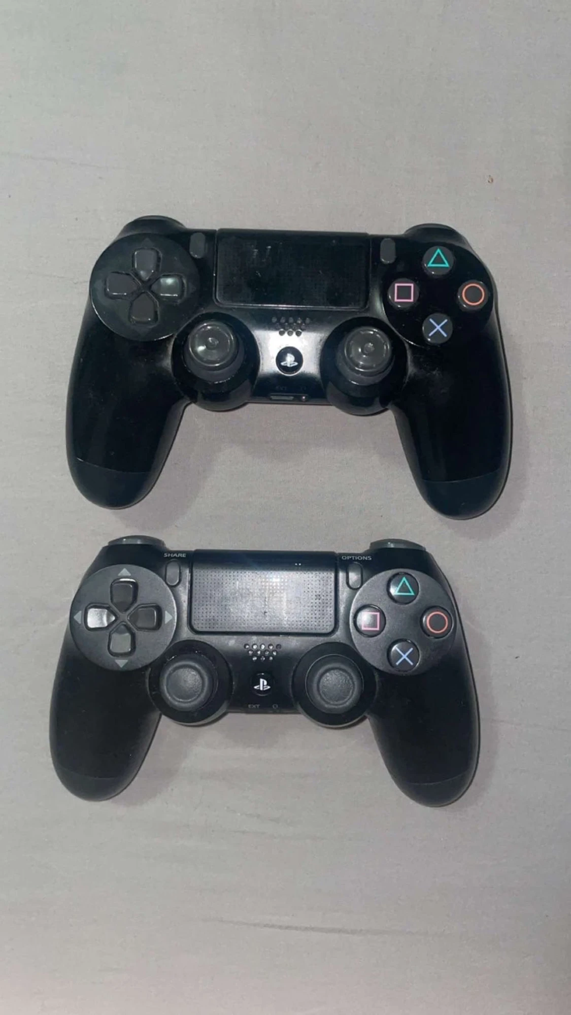 PlayStation 4 Slim med 2 DualShock 4 kontroller - 2