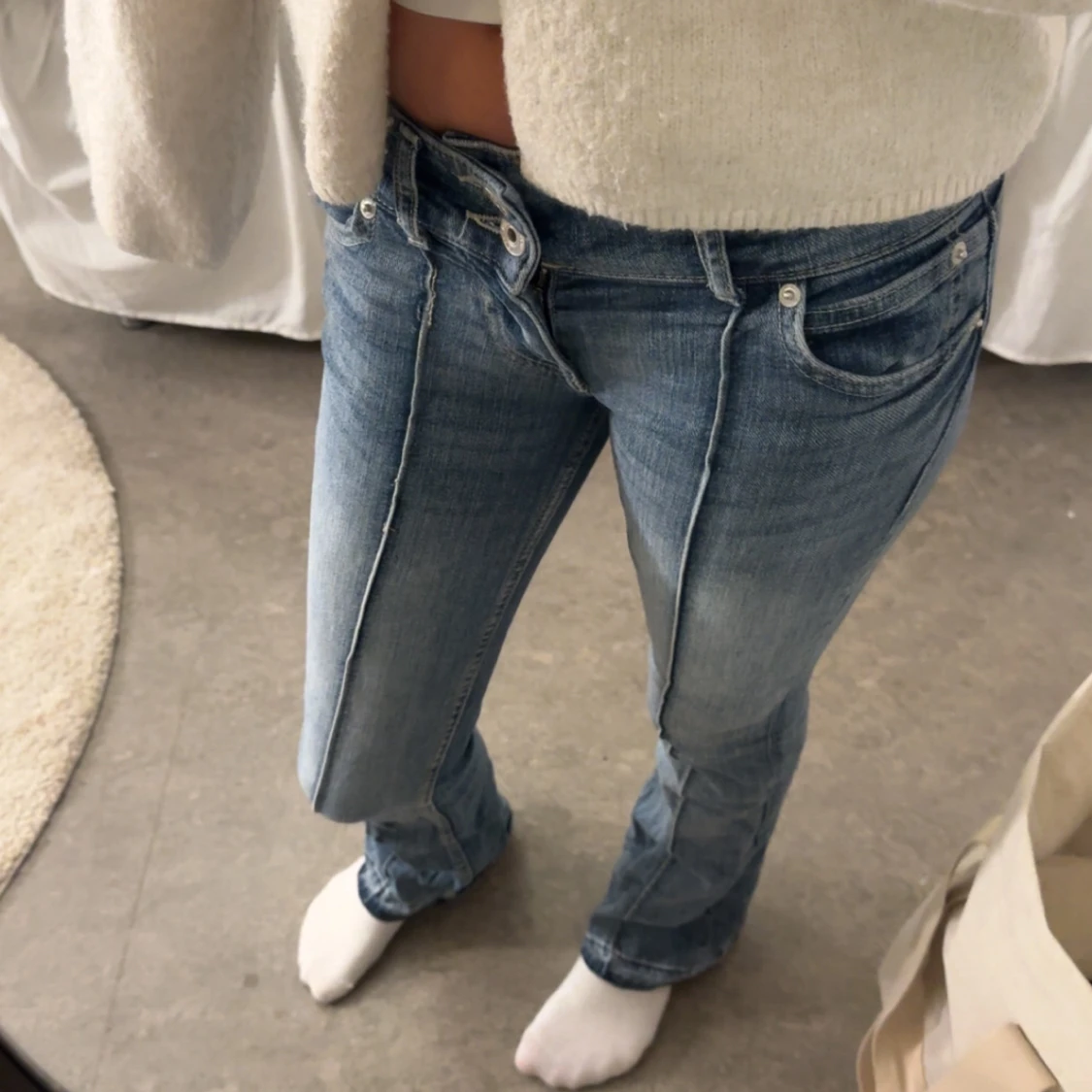 Blå bootcut jeans från Bershka
