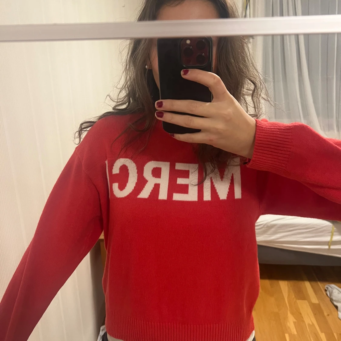 Röd stickad tröja med text