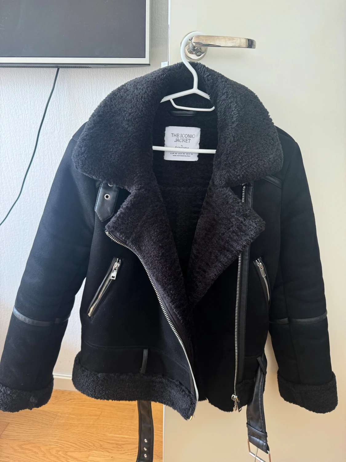 Svart teddyjacka från Stradivarius XS