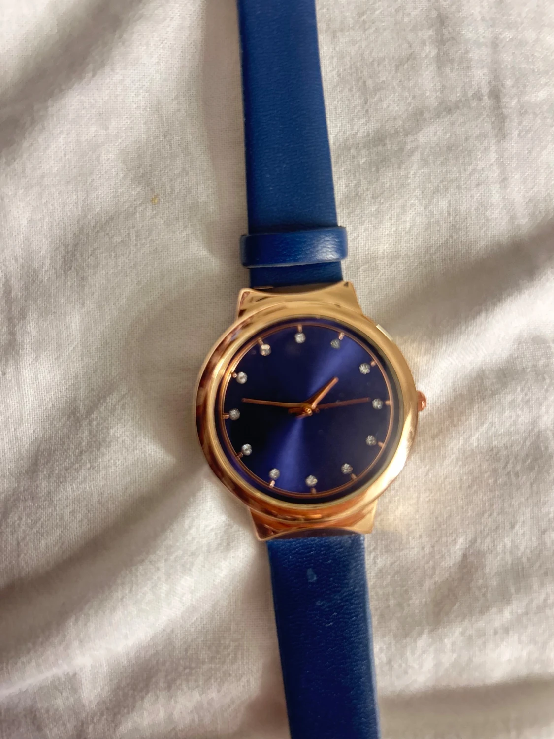 Blå klocka med guldfärgad boett - 1